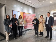 女教职工们正在工会工做人员导下领取属